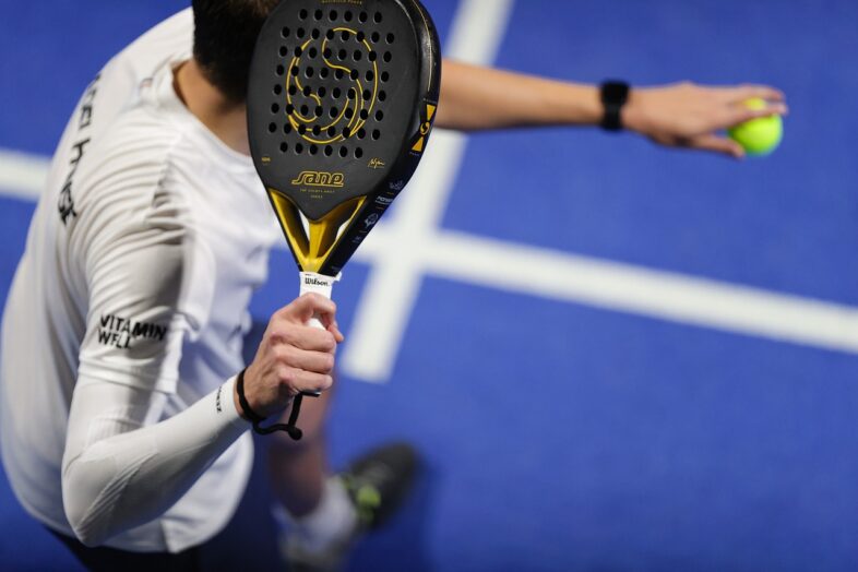 Auch beim Paddle Tennis gibt es einen Aufschlag